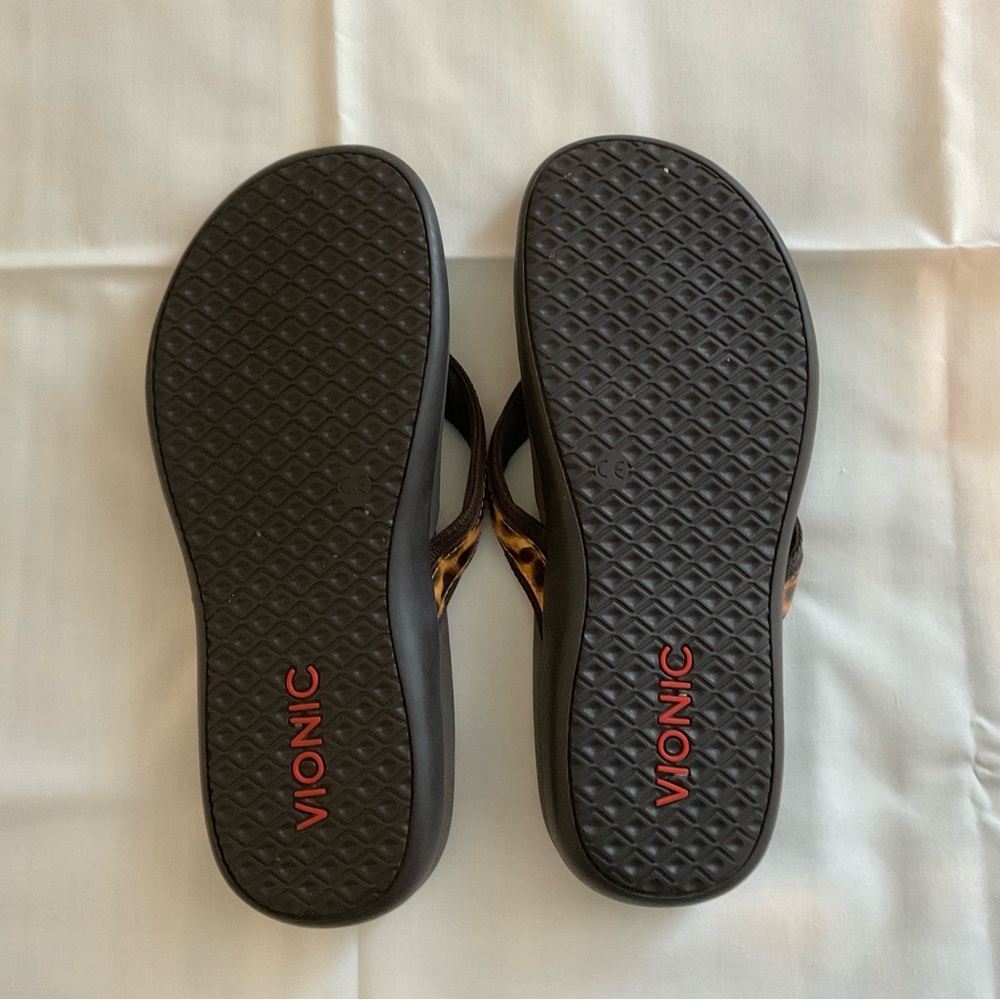 Vionic Tide Leopard Print Flip Flop Sandals, Size 7 - Picture 4 of 4